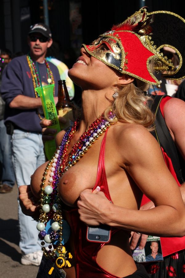 Mardi Gras – Topless flashers with large tits!