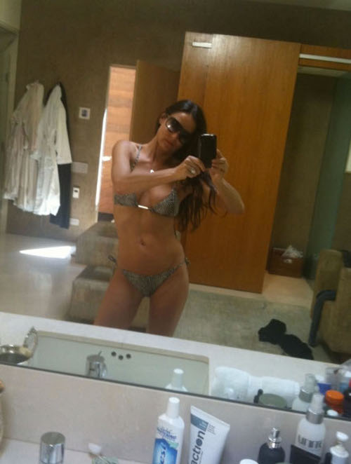 Demi Moore sexy bikini twitter pics