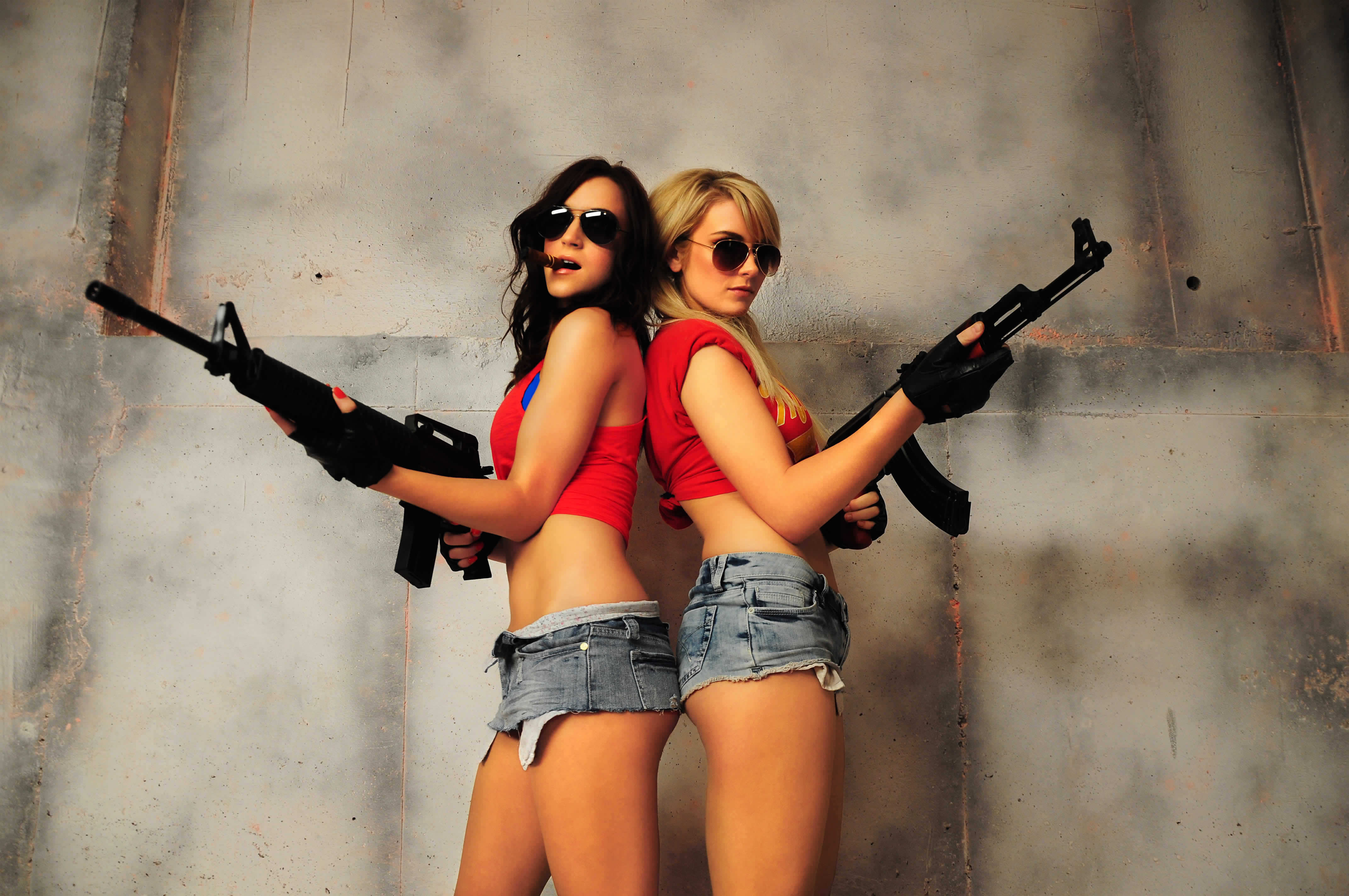 Телки будут ли. Красивые девушки с оружием. Опасная девушка. Блондинка и брюнетка с пистолетом. Девушка с оружием в очках.